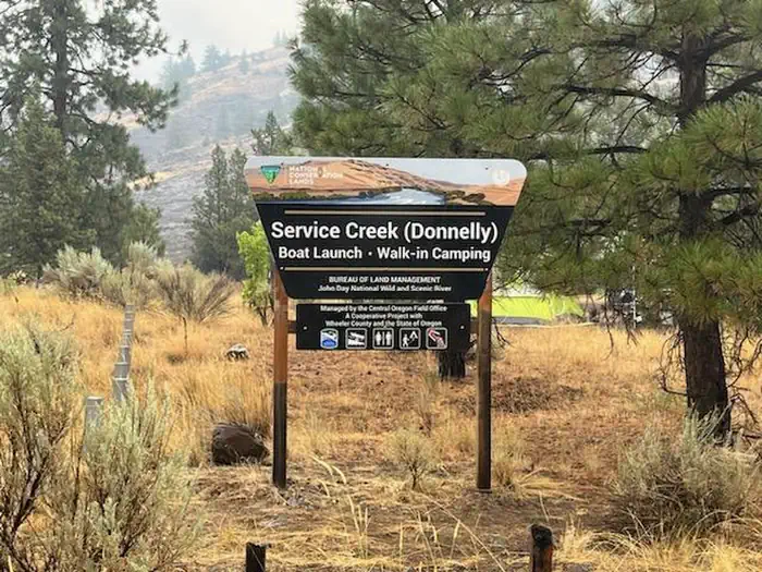 This photo depicts the Service Creek Boat Launch and Walk-in Camping site ID sign.