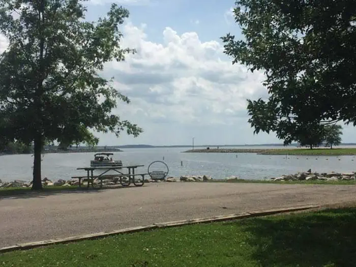 Waterfront campsite at Coles Creek Campground