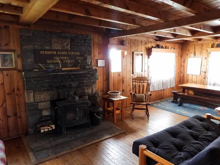 KENDRICK CABIN livingroom