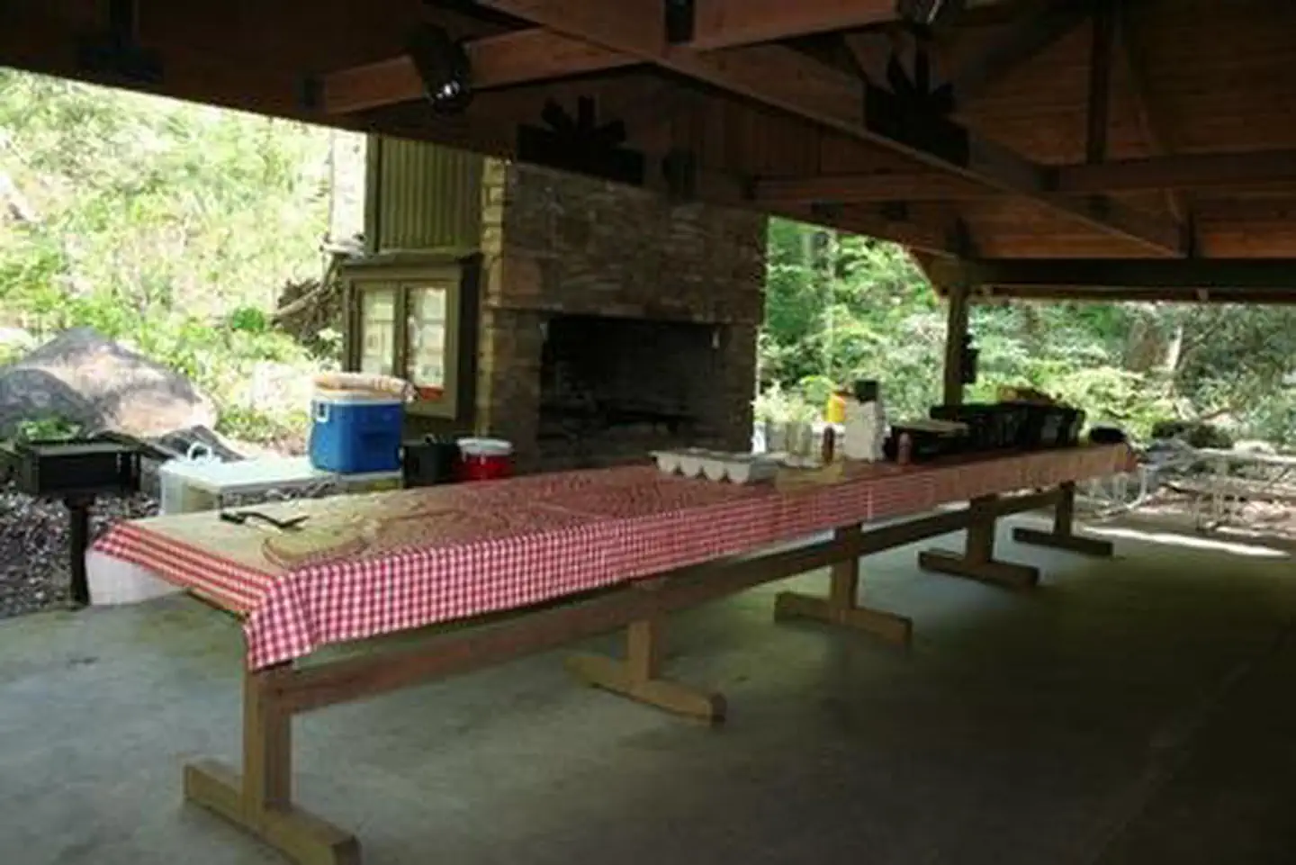 TWIN CREEKS PICNIC PAVILION banquet table